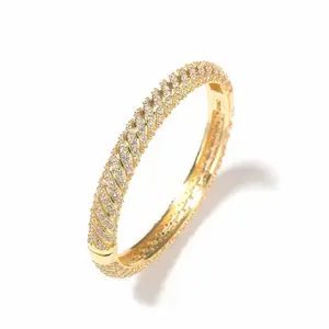 PAVÉ TWISTED BANGLE 18KT GOLD PLATED