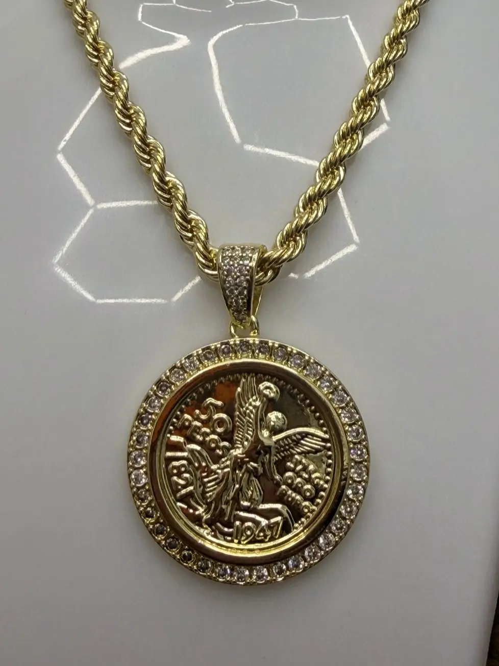 Cadena de 22” aproximadamente con dije centenario de oro laminado