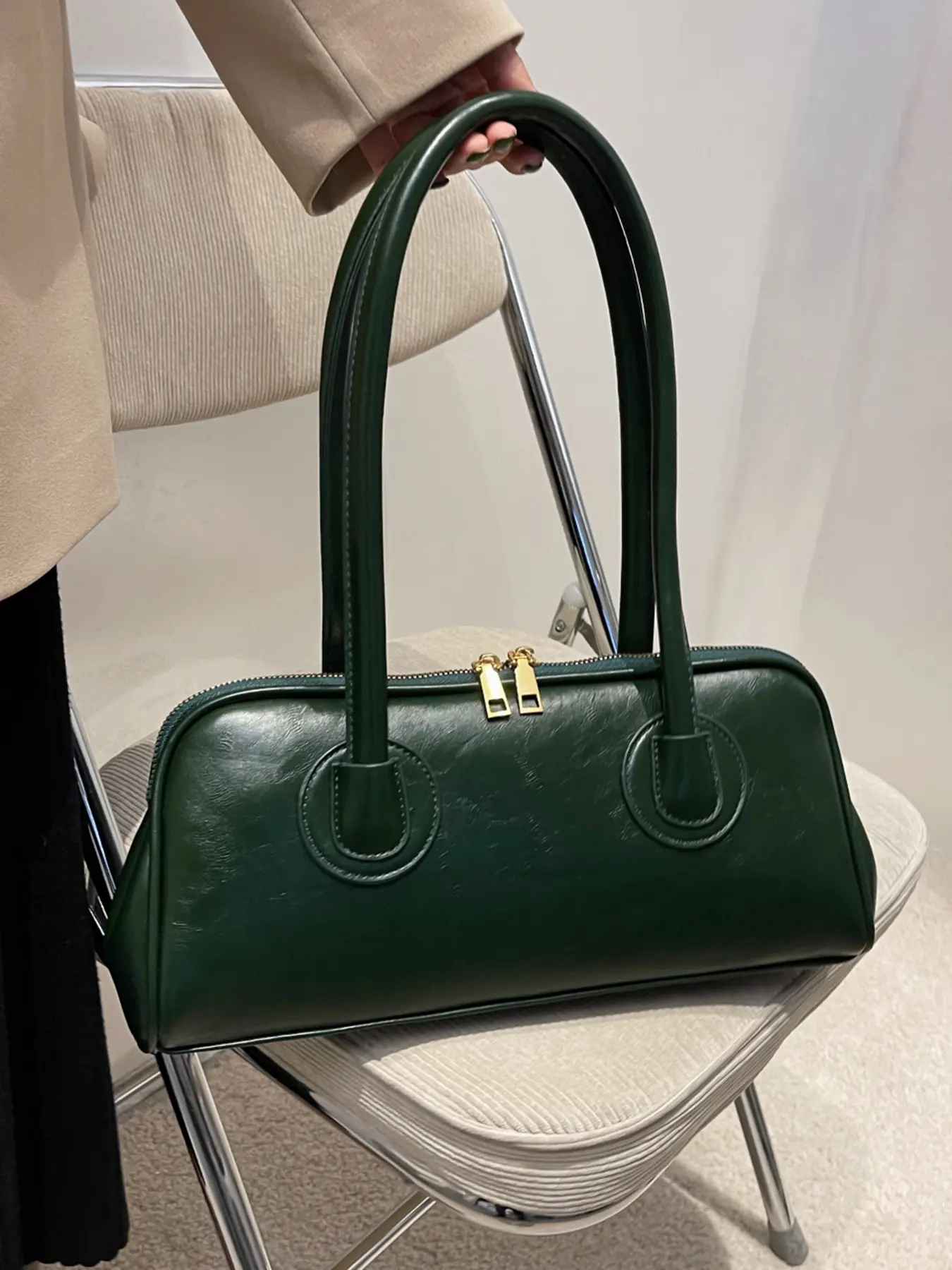 The simple appearance, elegant temperament, sufficient capacity to meet storage needs of commuting, shopping scenes, Fashionable casual bag, two-handed design comfortable and easy to carry, easy to match, PU Leather Shoulder Bags