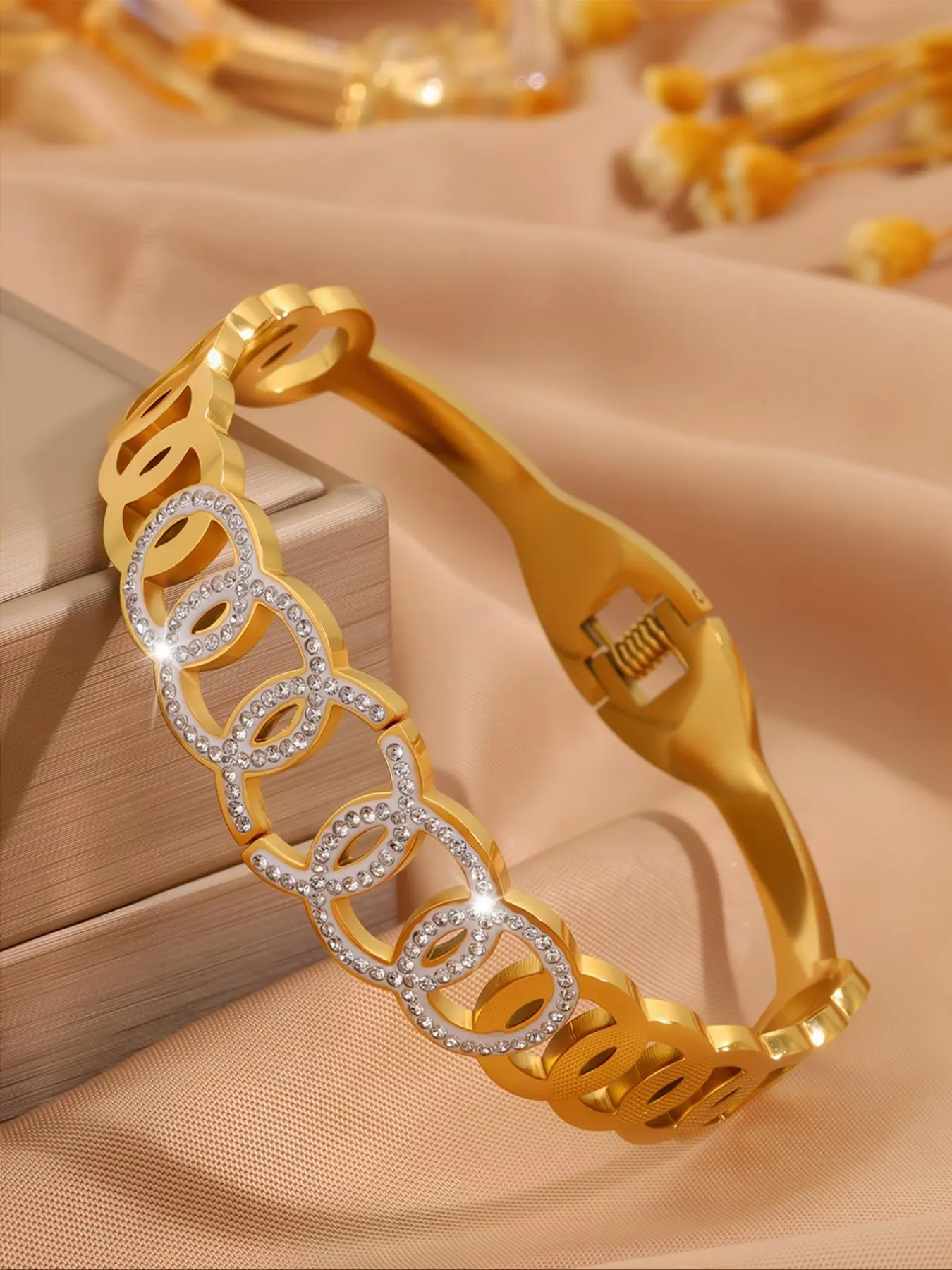 Classic Fashionable Hollow Mud Diamond Bracelet, Stainless Steel Unisex Jewelry for Casual Wear, Perfect Gift for All Seasons