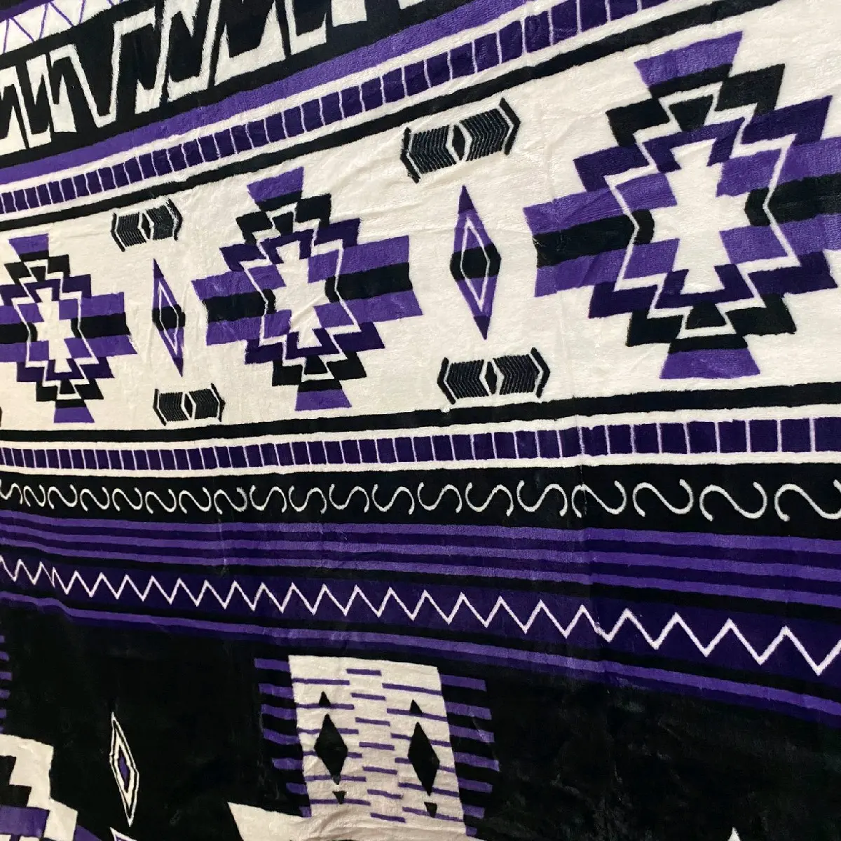 YASMIN Purple QUEEN size blanket. YASMIN Purple QUEEN size blanket.