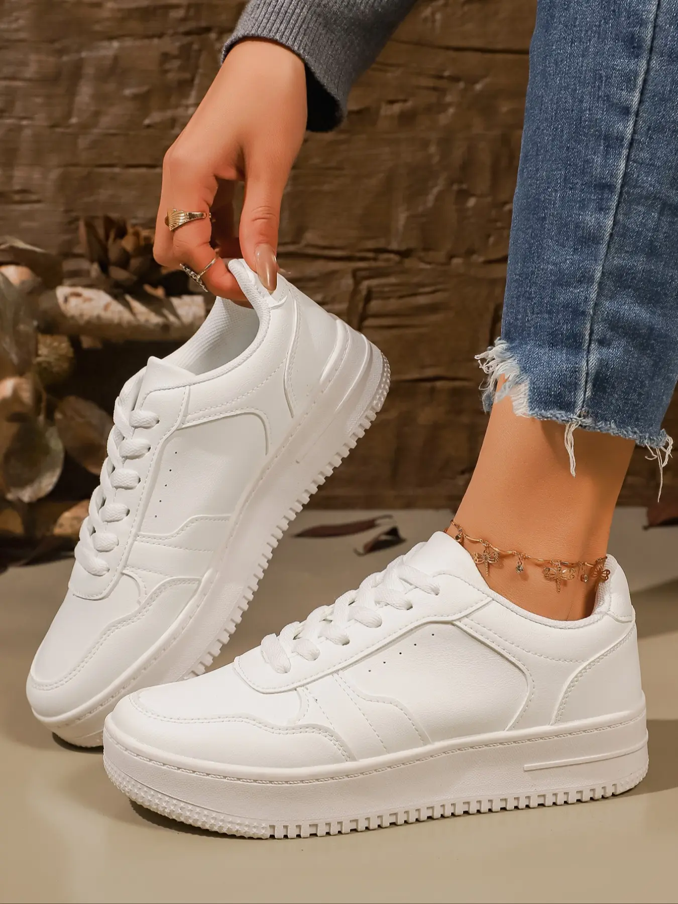 Women's All-White Leather Platform Sneakers Lace-Up Perforated Detail Chunky Sole Low-Top Walking Shoes Training Shoes Breathable Comfortable Non-Slip Casual Sports Footwear Fashion Lifestyle Shoes Christmas heartwarming gift