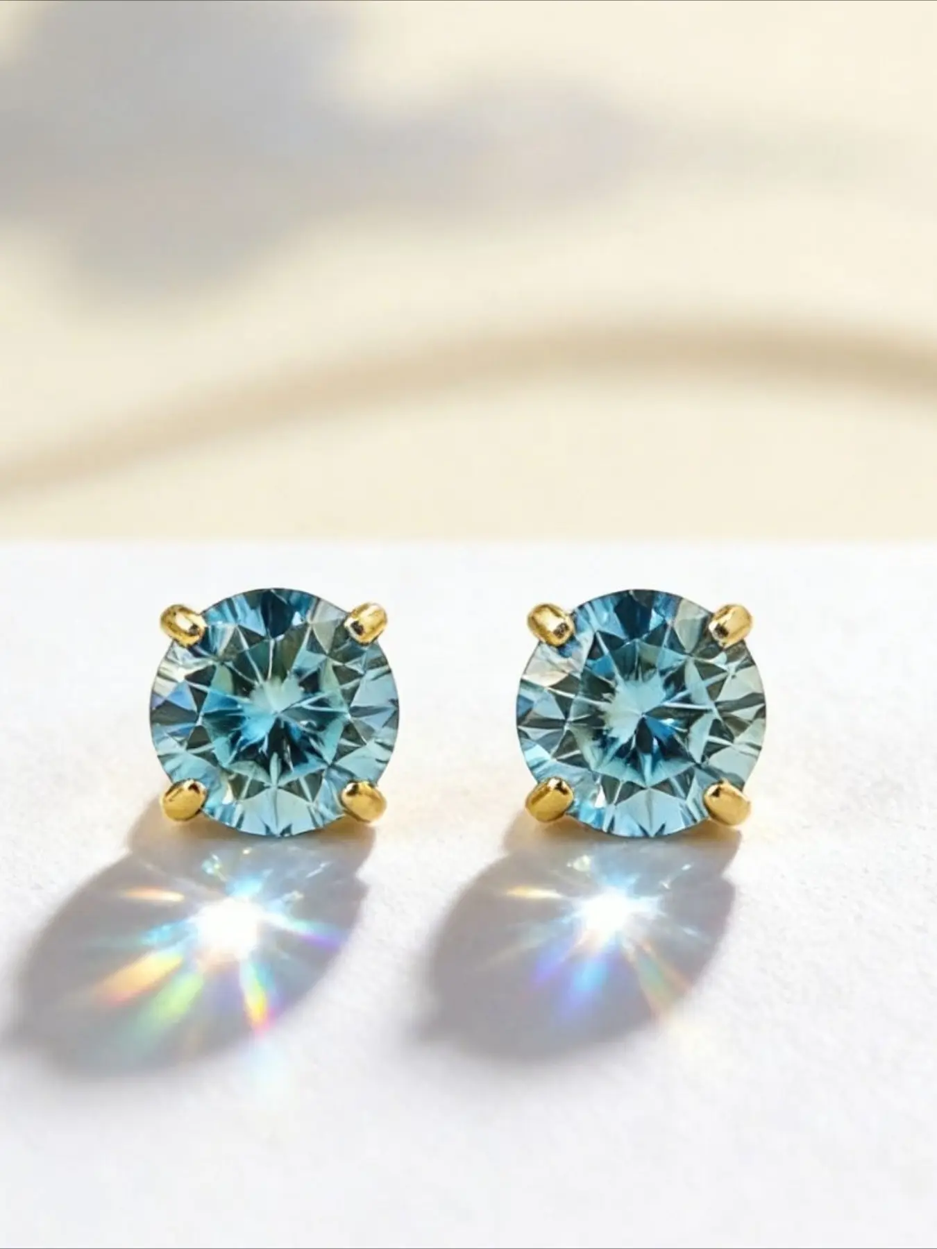 1pair 0.5 Carat Four-Prong Blue-Green Round Synthetic Moissanite Stud Earrings, Hypoallergenic, Suitable for Daily Casual Wear & Formal Events, Anniversary Party Outfit Matching, Gift for Couples, Pretty Studs, Moissanite Studs Earrings Jewelry