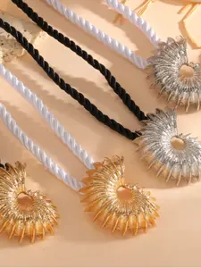 Hawaiian Beach Vacation Style Conch Shell Pendant Necklace for Women, Versatile Metal Design, Bold Summer Jewelry, Perfect for Resort Wear