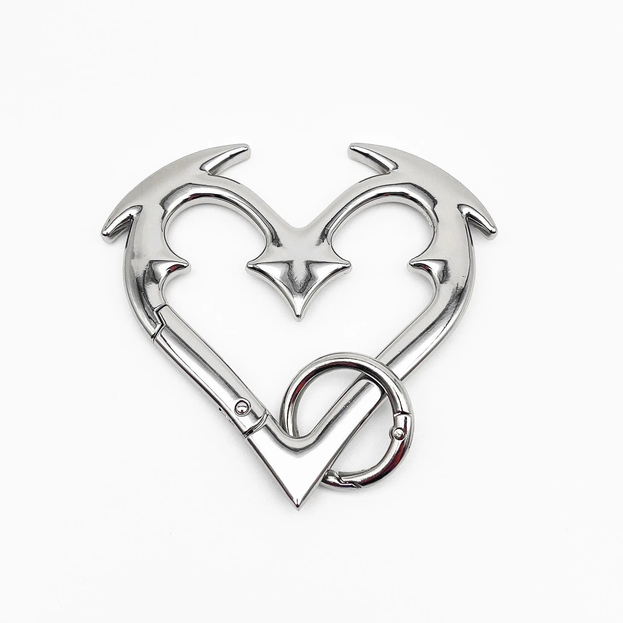 Gothic Heart-Shaped Heavy-Duty Zinc Alloy Carabiner, Stylish Unisex Keychain for Keys/Bags, Bold Design to Wear Your Gothic Vibe (Sports & Outdoor Climbing Accessory), Stylish Keychain, Secure Hold, Statement Look