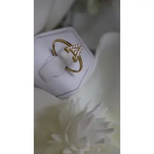 anillo de letra con  zirconia de  mujer y nina en oro 14k