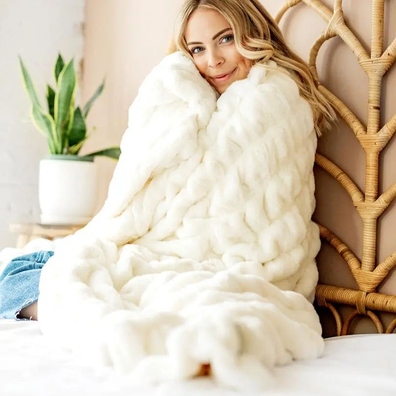 MINKY COUTURE Hugs Cream Thick Cozy Warm Indoor Soft Blanket - Plush Casual Throw for Cuddling, Aesthetic Home Decor Textile, Ideal Blanket Gift