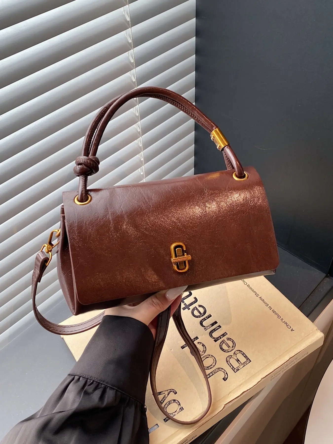 Retro Oil Wax Leather Baguette Bag For Women - Premium Metal Buckle Shoulder Classic Flap Crossbody Bag Fashionable Unique Bags Daily Commute Shopping Dating Casual Fashion Crossbody Handbag Crossbody Purses