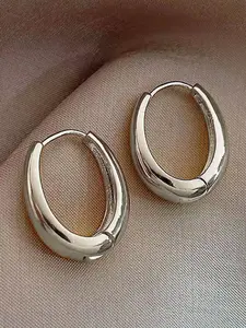 This pair of elegant and simple geometric metal ear loops, Hoop Earrings, is suitable for women to wear during their daily commutes