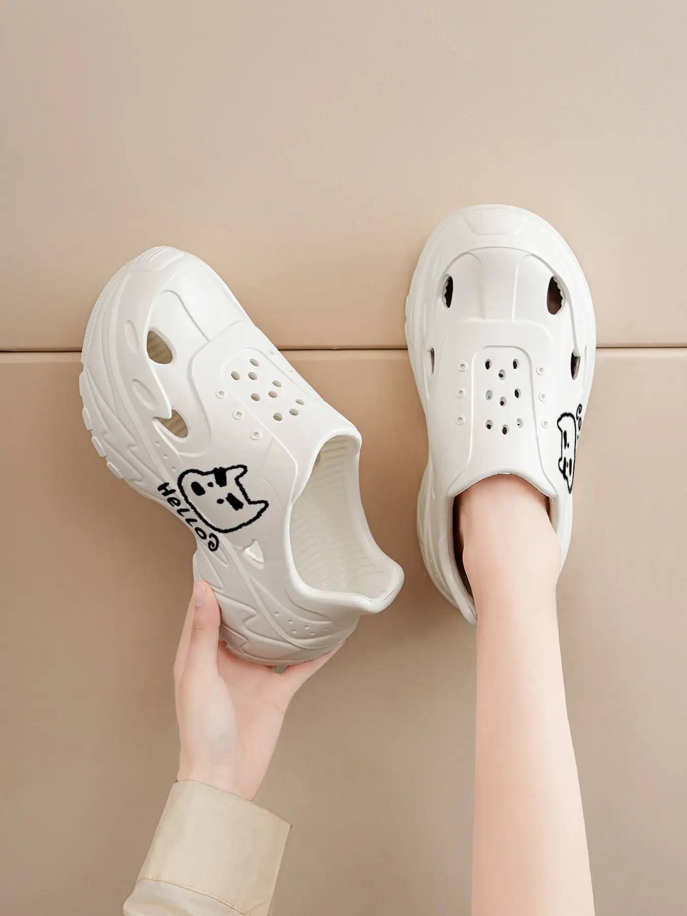 Summer Beach Holey Shoes, Cartoon Anime Casual Couple Sandals, Waterproof Anti-Slip, Cute Slip-Ons, Thick Sole Dad Shoes, Unisex