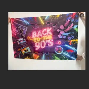 2D Flat 1PC Polyester Banner, Retro 90's Theme "BACK TO THE 90'S" Neon Design, Featuring Boombox, Cassette Tape & Roller Skate Elements, Vintage Neon Style, Indoor and Outdoor Use, Ideal for Retro Party, Themed Event, Indoor Outdoor Decor,