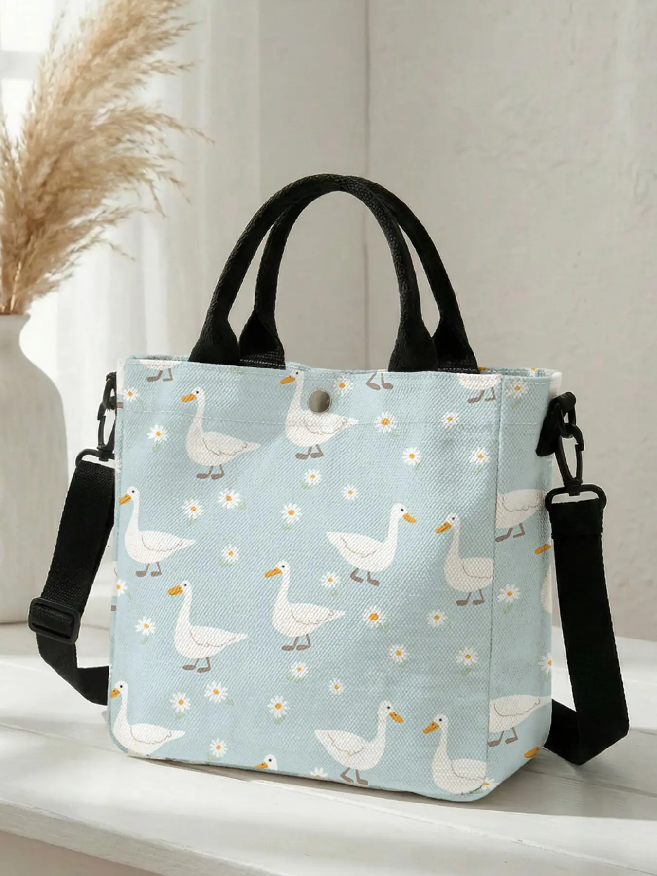 1 piece of white goose daisy pattern 2D printed fashionable casual crossbody bag, adjustable shoulder strap + snap closure, Casual Bags | students/school workers/street outings | a street essential that combines aesthetic appeal and practicality