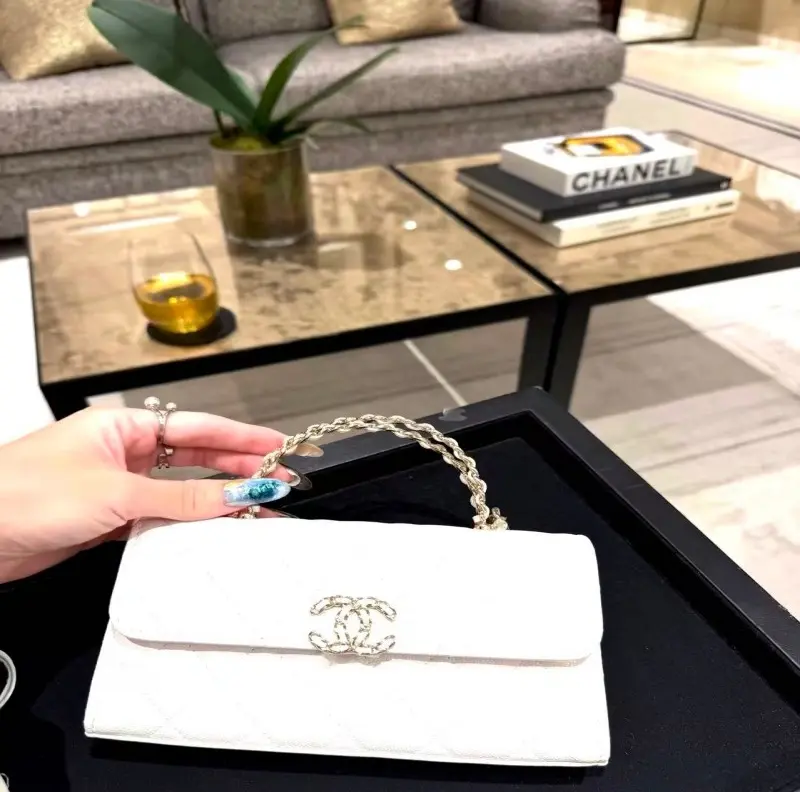 ‮ LENAHC  ‬White Leather-Handled Crossbody Bag