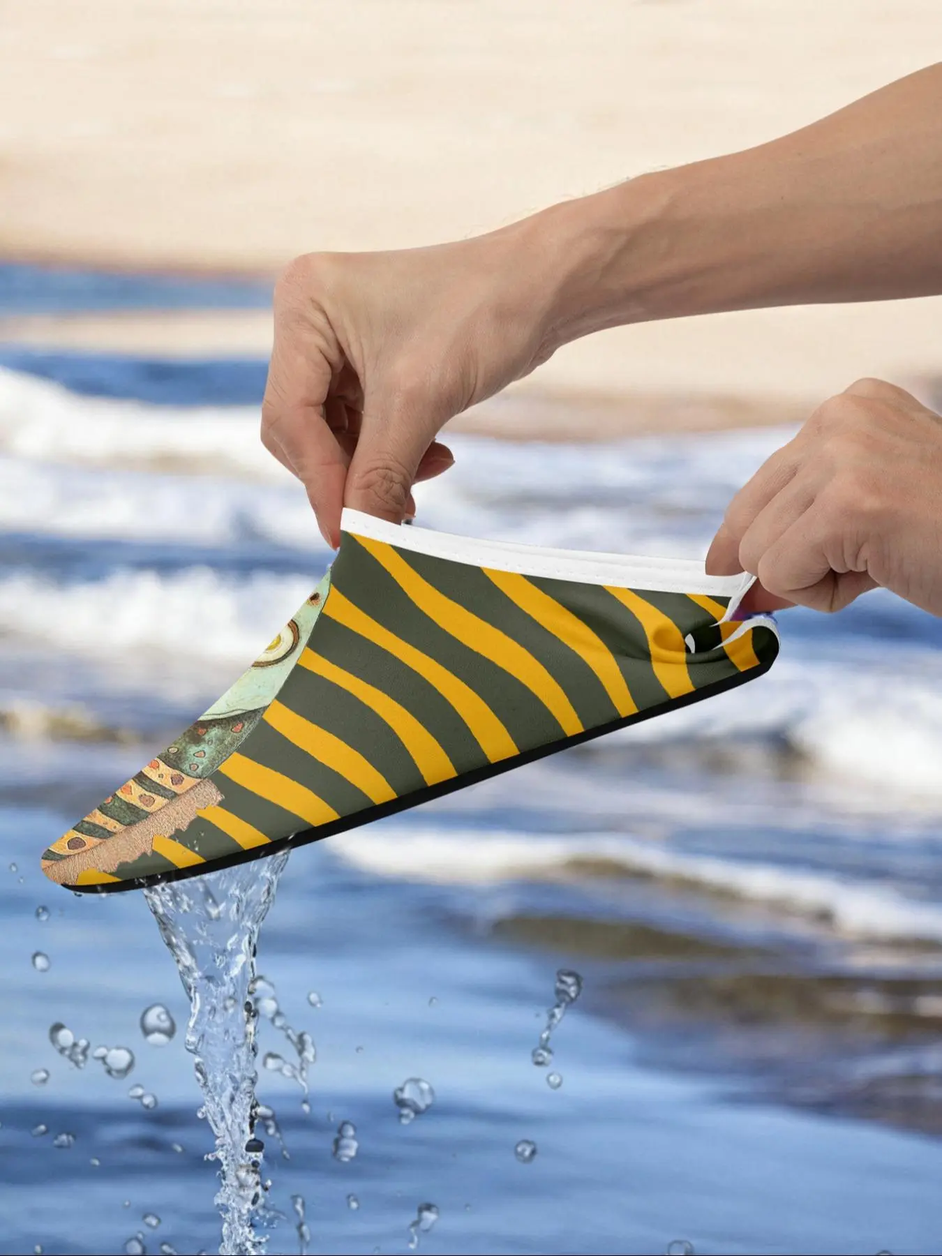 Men's Random Striped Print Water Quick-dry Slides, Casual Comfortable Non-slip Beach Slippers, Barefoot Beach Aqua Socks Swim Shoes for Men