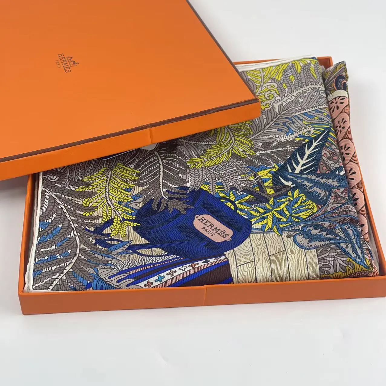 Pre-owned HERMÈS Silk Twilly Scarf 1184
