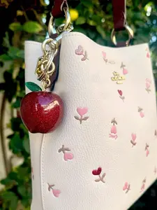 New Apple Strawberry Crystal Pendant Keychain, Glitter Resin Metal Accessories, Bag Clip Charm for Women Wallets and Bags