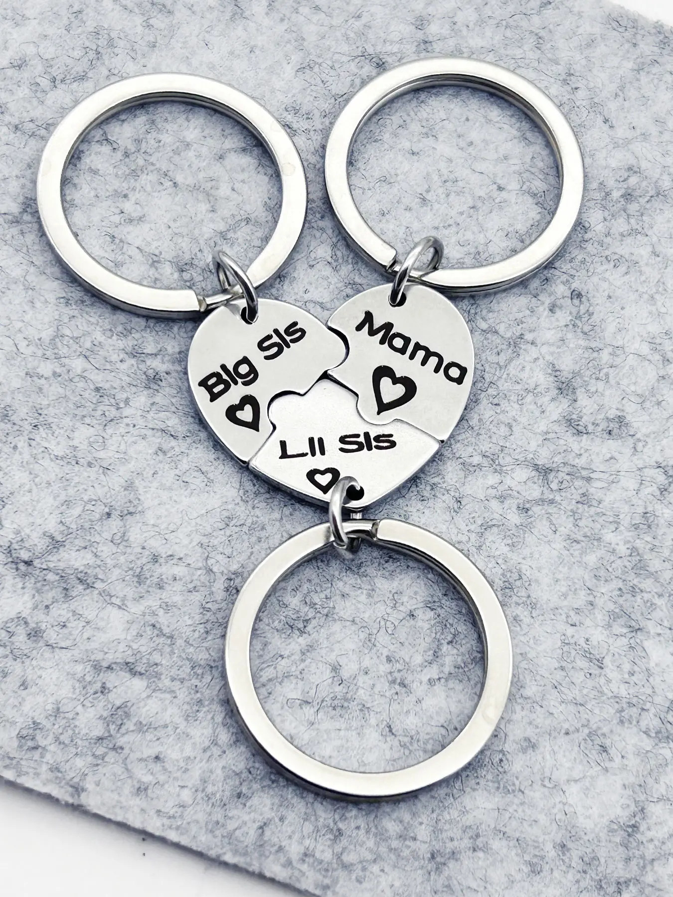 Mother's Day Gift 3-Piece Engraved Stainless Steel Keychain Set for Mom & Daughters, Interlocking Heart Design, Perfect Gift for Birthdays, Anniversaries, Mother's Day
