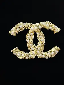 Luxurious Women's Brooch, Elegant Letter Pattern Design, All-Season Accessory, Perfect for Any, Stylish Pin Jewelry