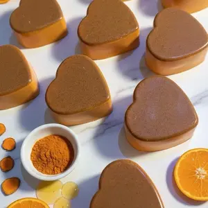 Jabón de cúrcuma y vitamina C.