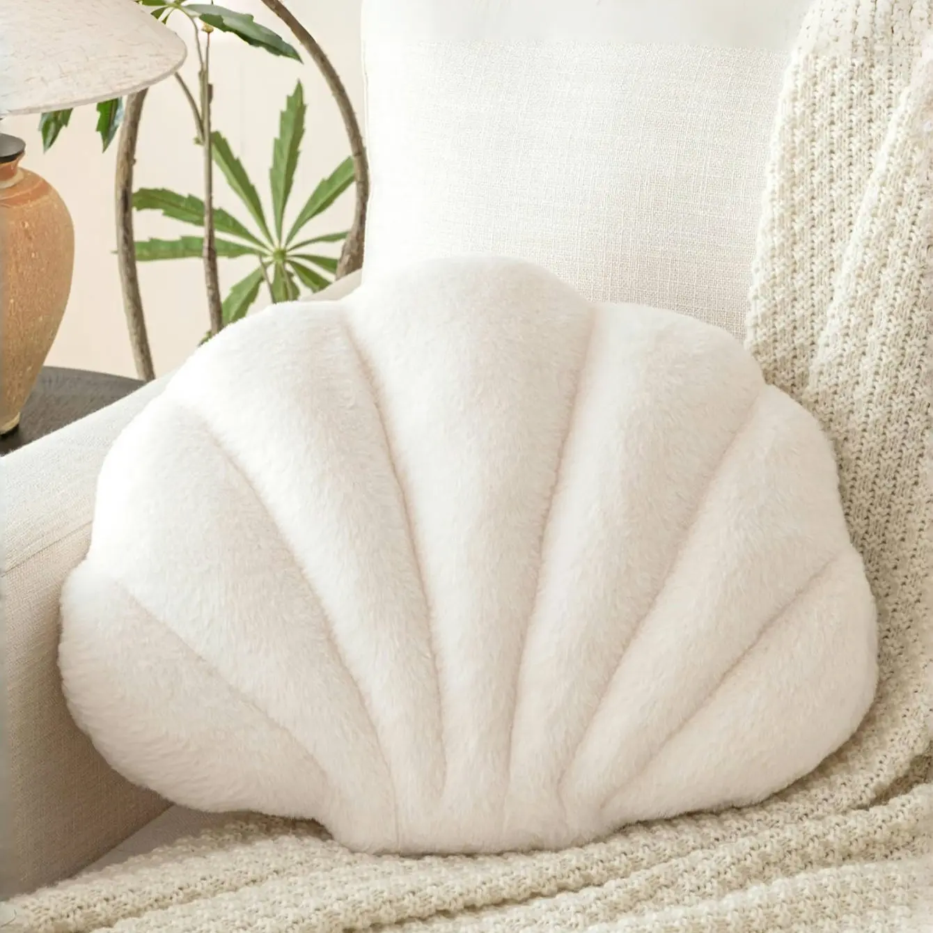 White Seashell Shaped Plush Throw Pillow, Soft Cushion, Minimalist Coastal Aesthetic Faux Fur Cushion, Fluffy 3D Shell Decorative Pillow for Bedroom, Living Room, Beach House, Perfect Cozy Gift for Home Decor Enthusiasts