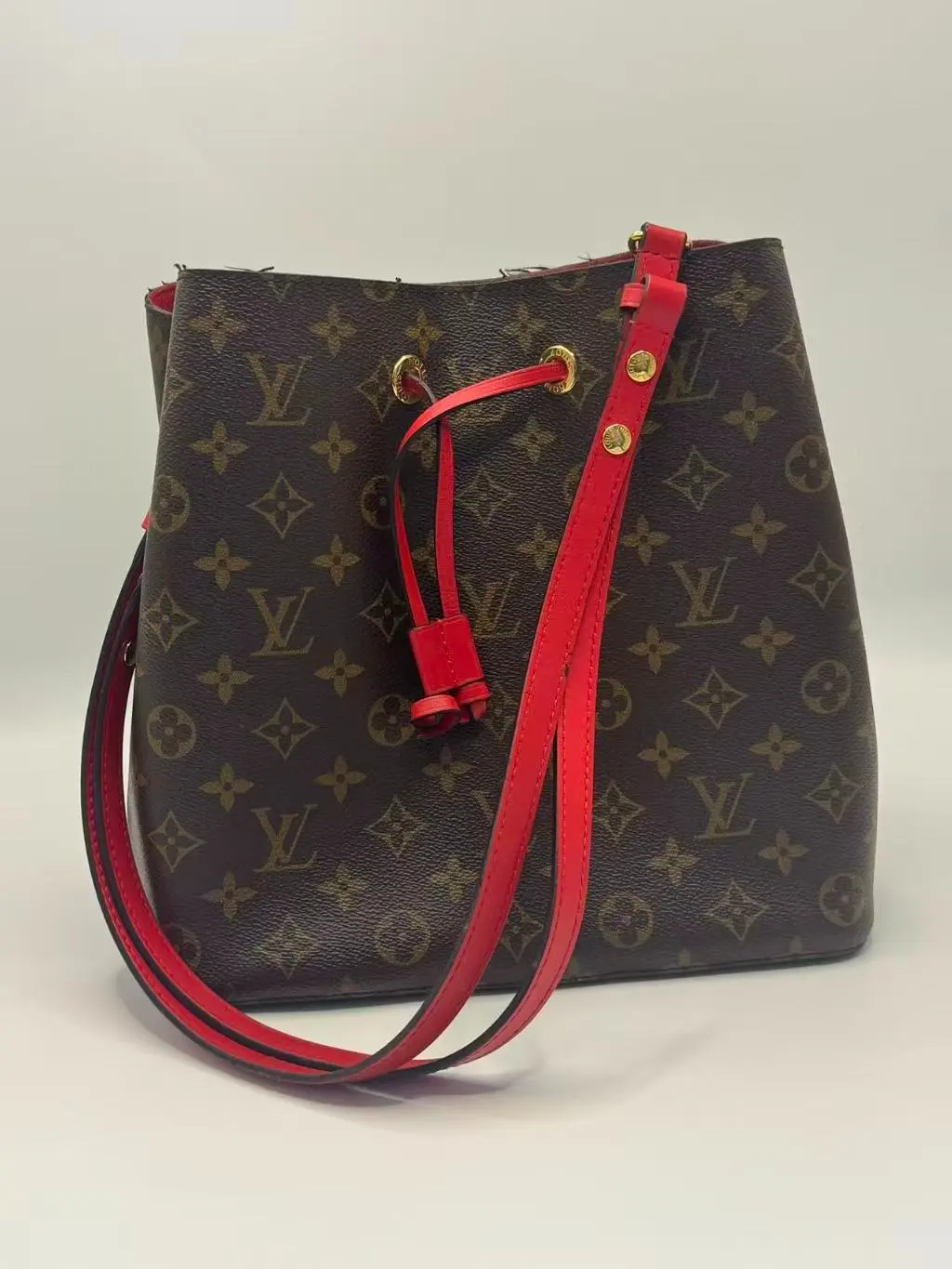 Pre-owned Louis Vuitton NeoNoe MM in Monogram Canvas with Red Trim WHLOUI0017
