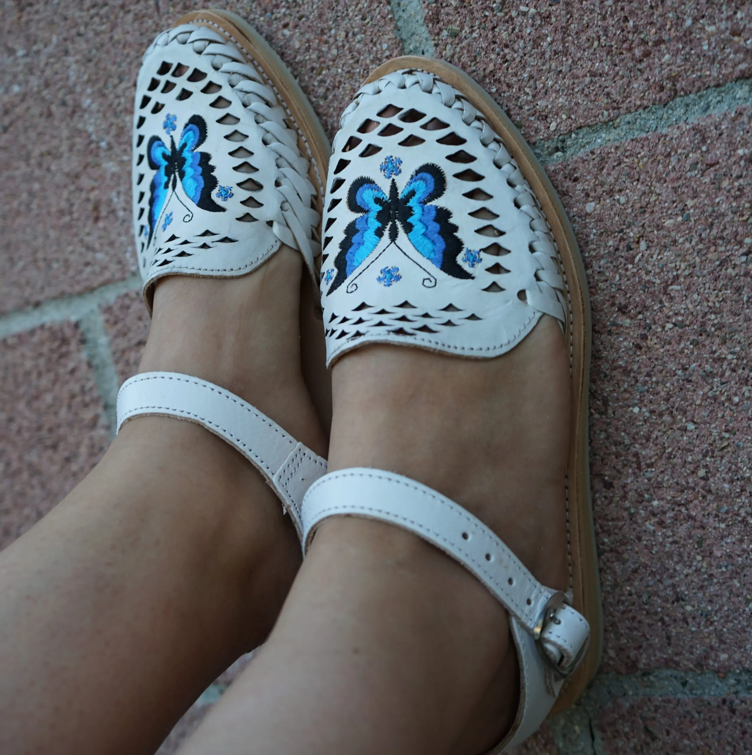 Mariposa Huarache White Strap