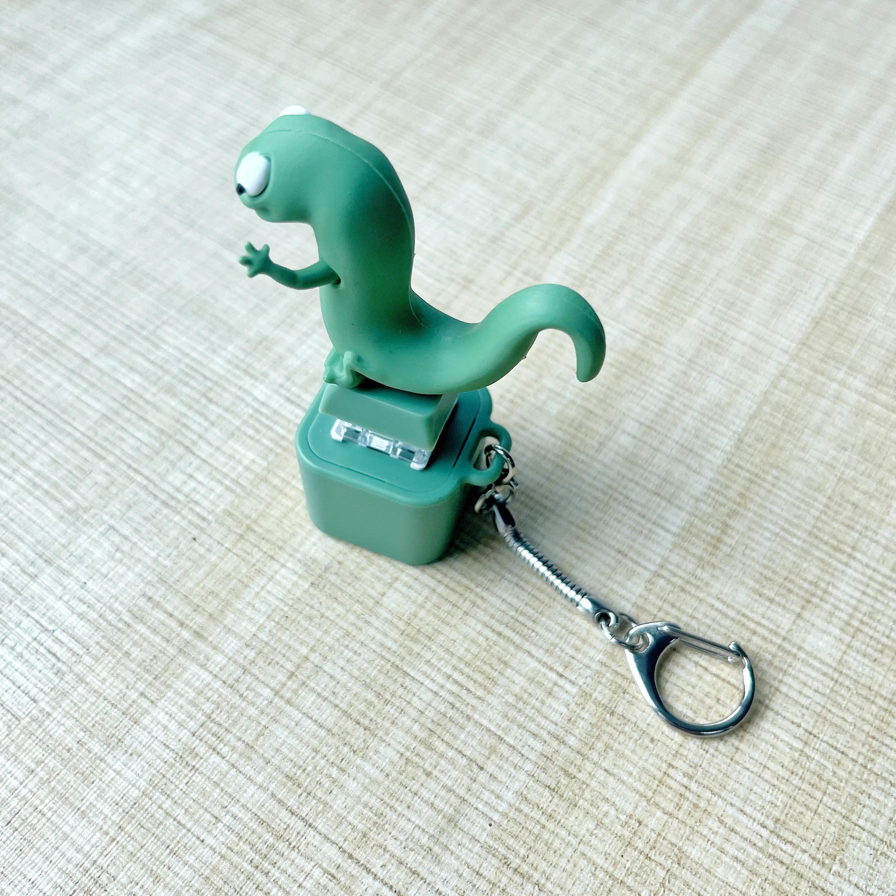 1-pcs Lizard model button