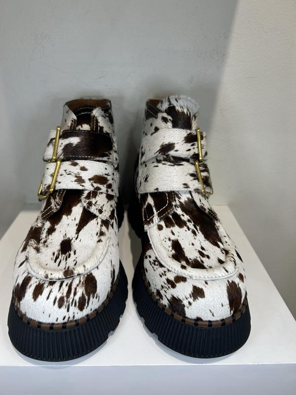 Modern Leather Statement Boots with Sculptural Sole