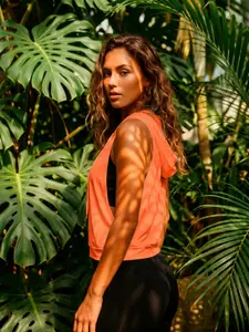Women's drawstring sports top, breathable and quick-drying vest, sleeveless hooded sweatshirt. Comfortable and stylish design, suitable for sports and everyday wear.