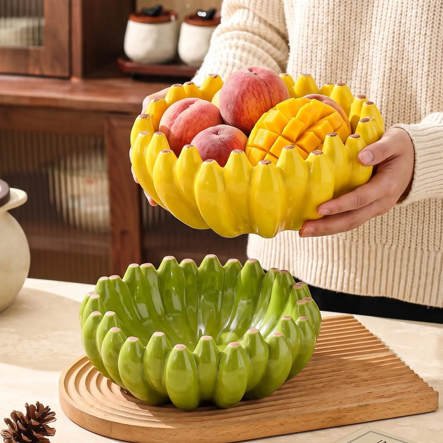 HongDian Banana Bunch Ceramic Serving Bowl,1300ml 44 oz Large Covered Style Fruit Bowl,Optional Yellow Green,Premium Ceramic,Deep Capacity for Pasta,Stew,Salad,Dessert,Fruit,Snack Serving,Microwave Dishwasher Safe,Kitchen Table Gift Decor