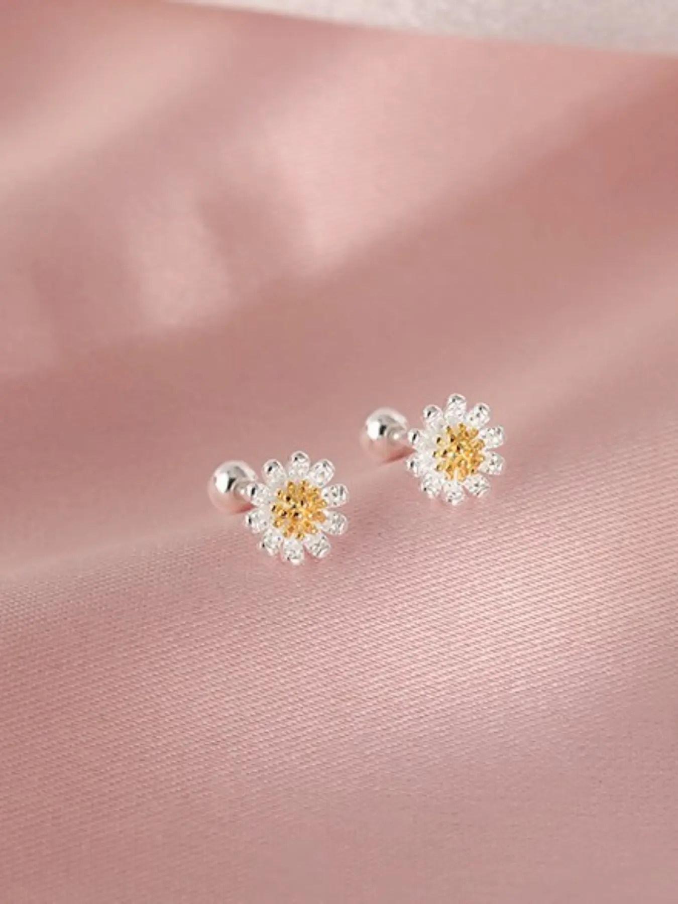 Fashionable Daisy Screw Earrings for Women, Simple Elegant Daily Commute Versatile Floral Earrings, Stylish Jewelry for All Occasions