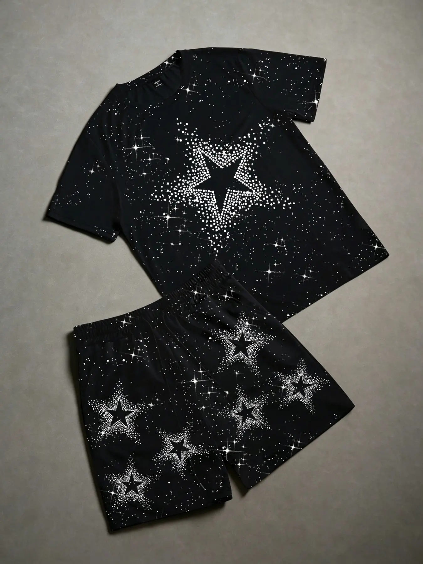 Men's short-sleeved shirt and shorts set, featuring sequined gold foil detailing; a stylish and youthful everyday outfit suitable for commuting, casual wear, or back-to-school，or club; a great gift for fathers, husbands, or boyfriends.