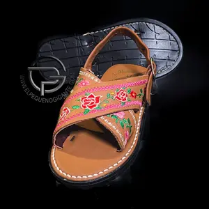 Florecita Cafe para Niña Huarache Mexicano Bordado en Piel