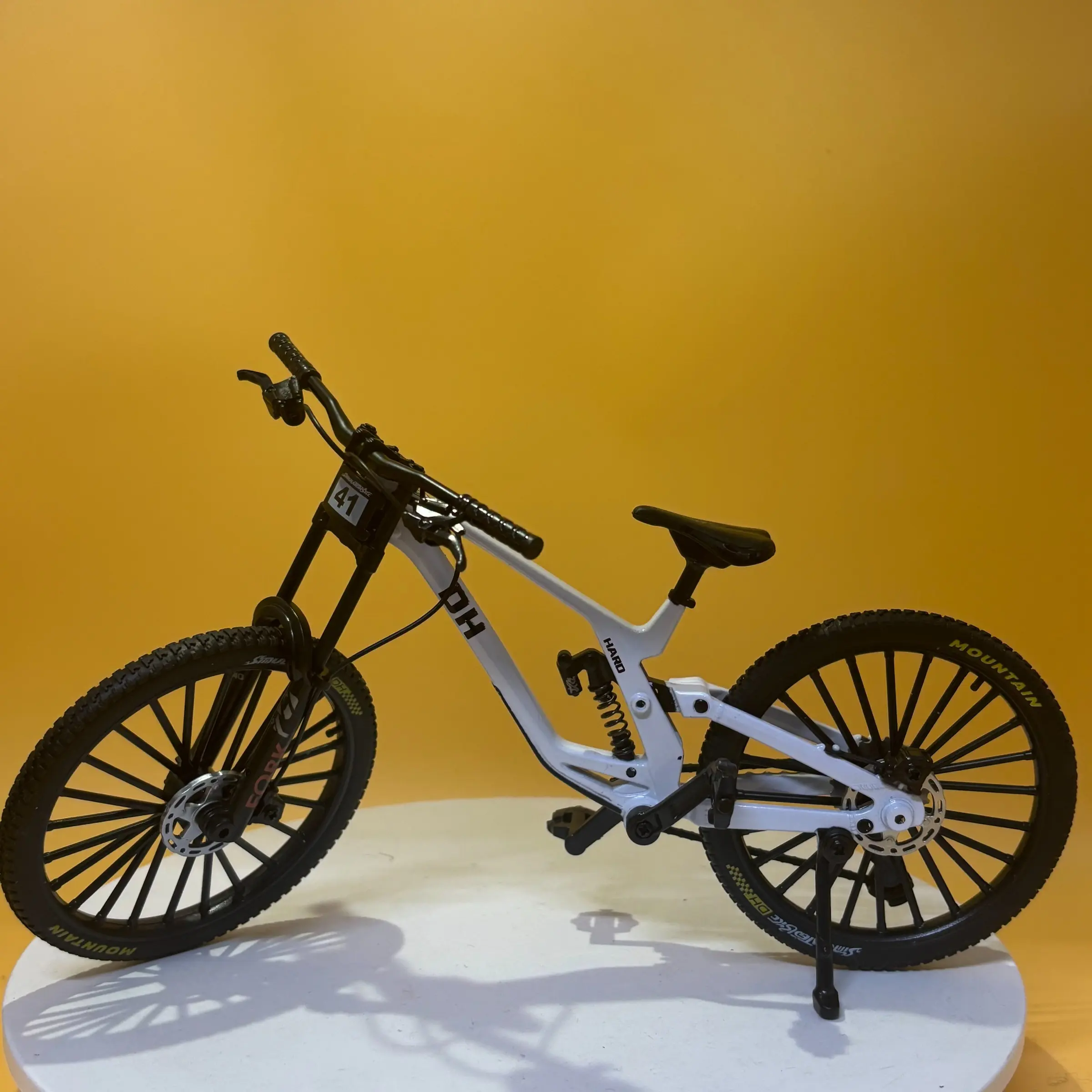 New Alloy Bicycle Model, Realistic Mountain Bike, Road Bike, Desk Ornament, Figurine, Collectible Figurines, Articulating Miniatures, Gift Toy, Party Gift, Birthday Present, Easter Small Gift, Articulating Figurines