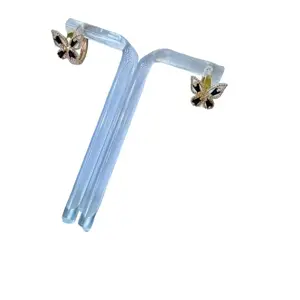 Argollas pequeñas de mariposas en oscura y blanca estilo hoops