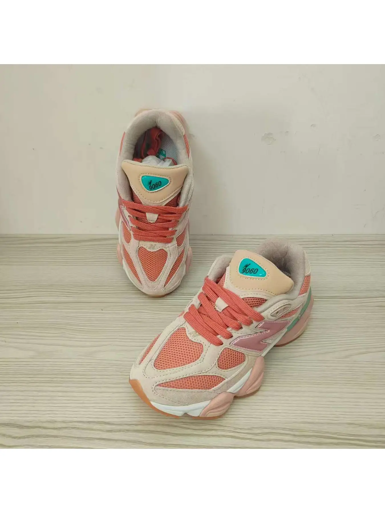 woke's new outdoor running shoes enhance adaptability to outdoor environments, using trendy and durable materials, and are lightweight and comfortable Sports running shoes