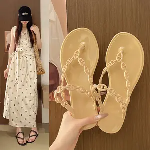 Trendy chain anti-slip flip-flops for women, suitable for spring and summer outdoor wear, flat beach sandals