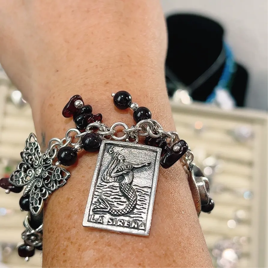 Pulsera con charms y piedras naturales