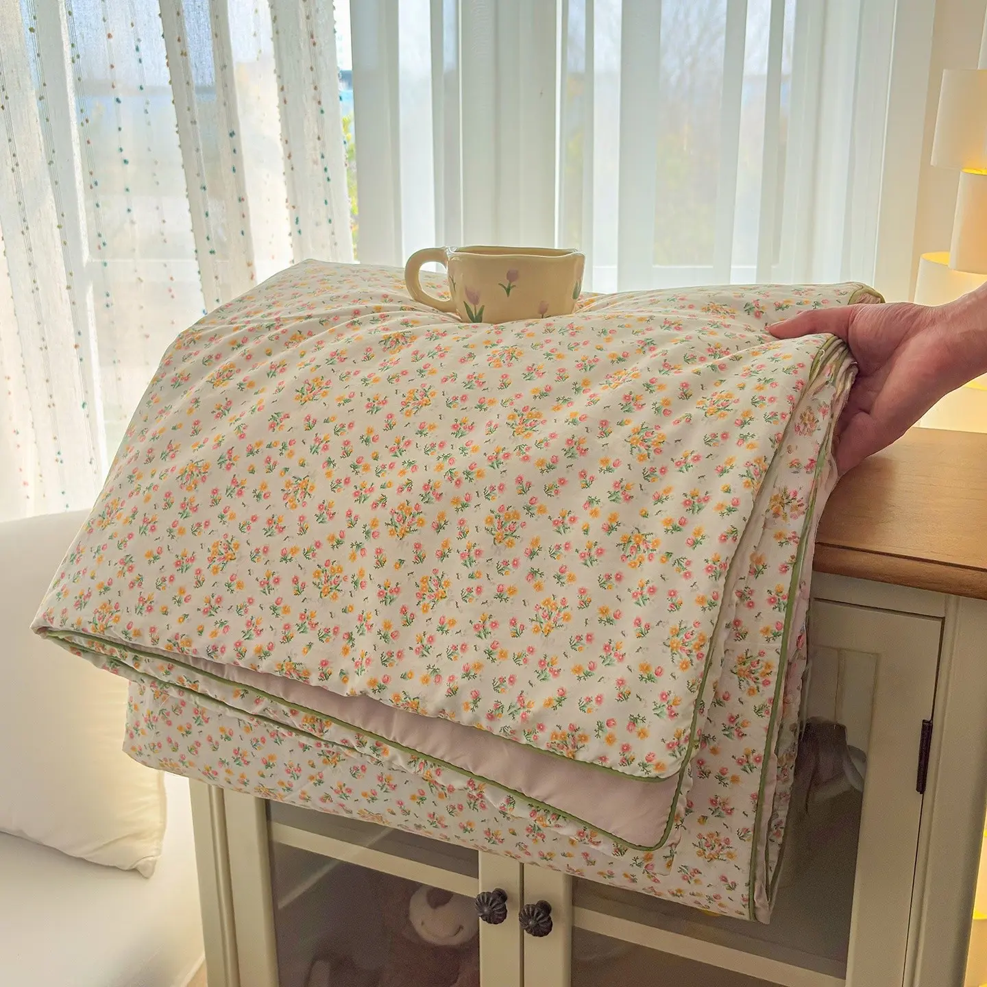 Yellow small floral pattern summer quilt, Floral Print Quilt, Soft Lightweight Quilts, soft and breathable summer thin blanket, an air conditioning blanket suitable for summer bedrooms, offices, beds, living rooms, and home, Cooling Quilt