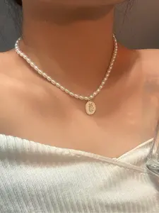 A white necklace, a pearl personalized pendant necklace A white necklace, a pearl personalized pendant necklace