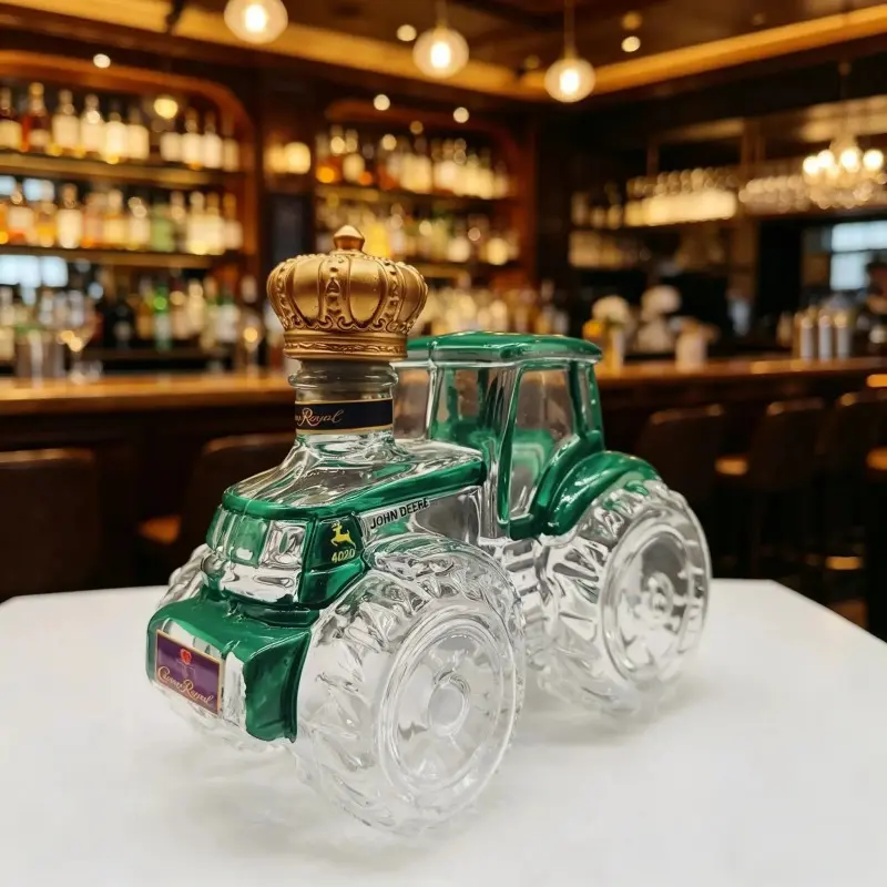 Glass Tractor Whiskey Decanter with Carved Detail, Farm Theme Flat Base Home Bar Accessory, Rustic Farm Bar Decor, Gift Idea for Whiskey Lovers & Farmers, Father's Day Home Decor Statue