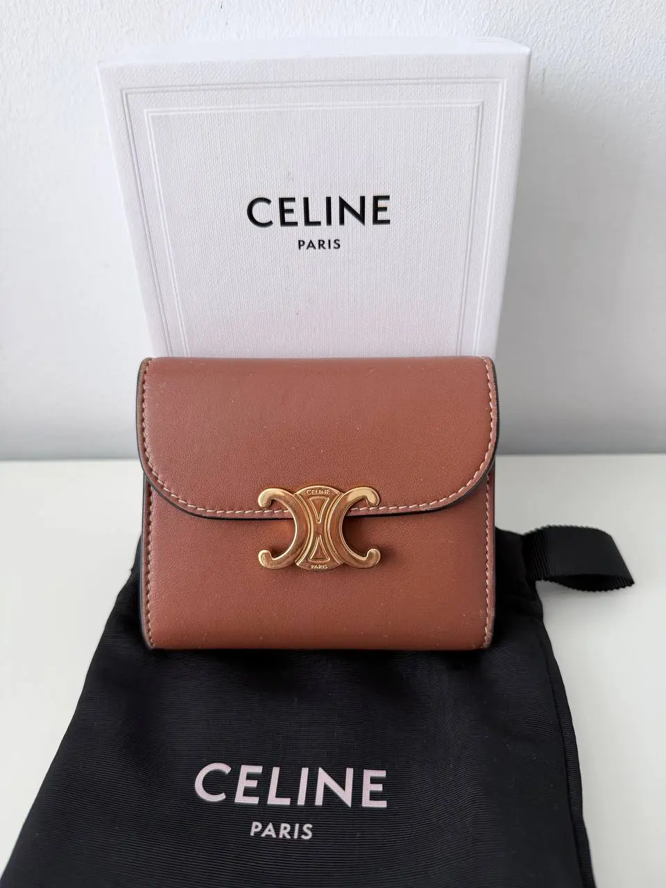 Pre-owned Leather Clutches & Wristlets Billetera Pequeña Celine Triomphe en Piel de Cordero Color Canela