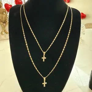 CM Shop cadena con dije de cruz gold plated