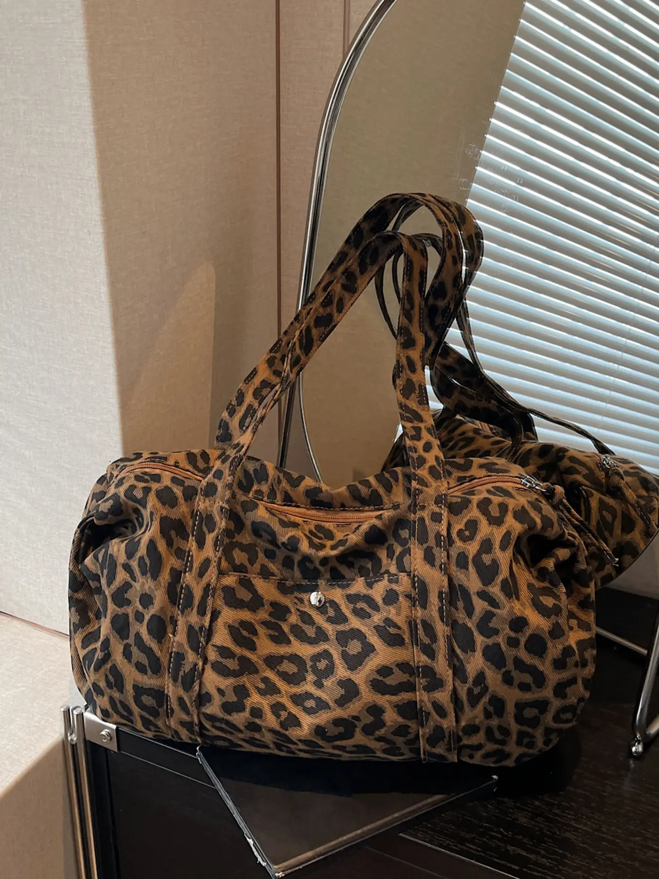 Vintage leopard print large capacity tote bag, Casual crossbody, versatile single shoulder crossbody bag, multiple pockets and wide shoulder strap design, convenient to carry, suitable for short distance travel and outdoor outings, Casual Crossbody Bags