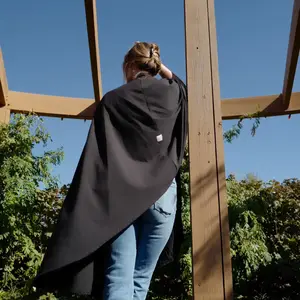 Eco-friendly ELVTE REVIVE Salon Cape in Noir