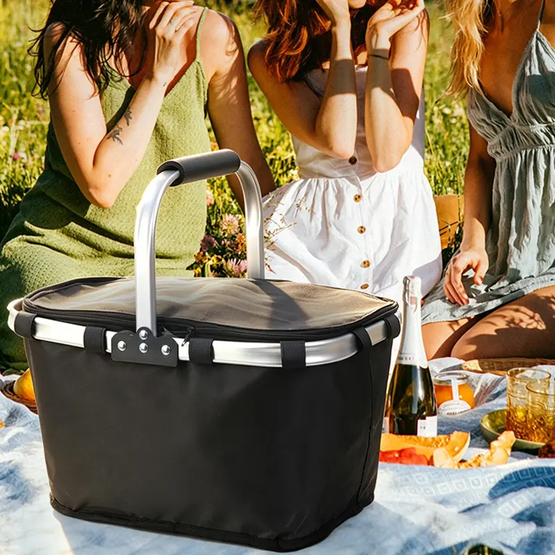 Picnic basket for 2-4 people, sturdy and lightweight, with a spacious interior and built-in insulation to keep food better stored.
