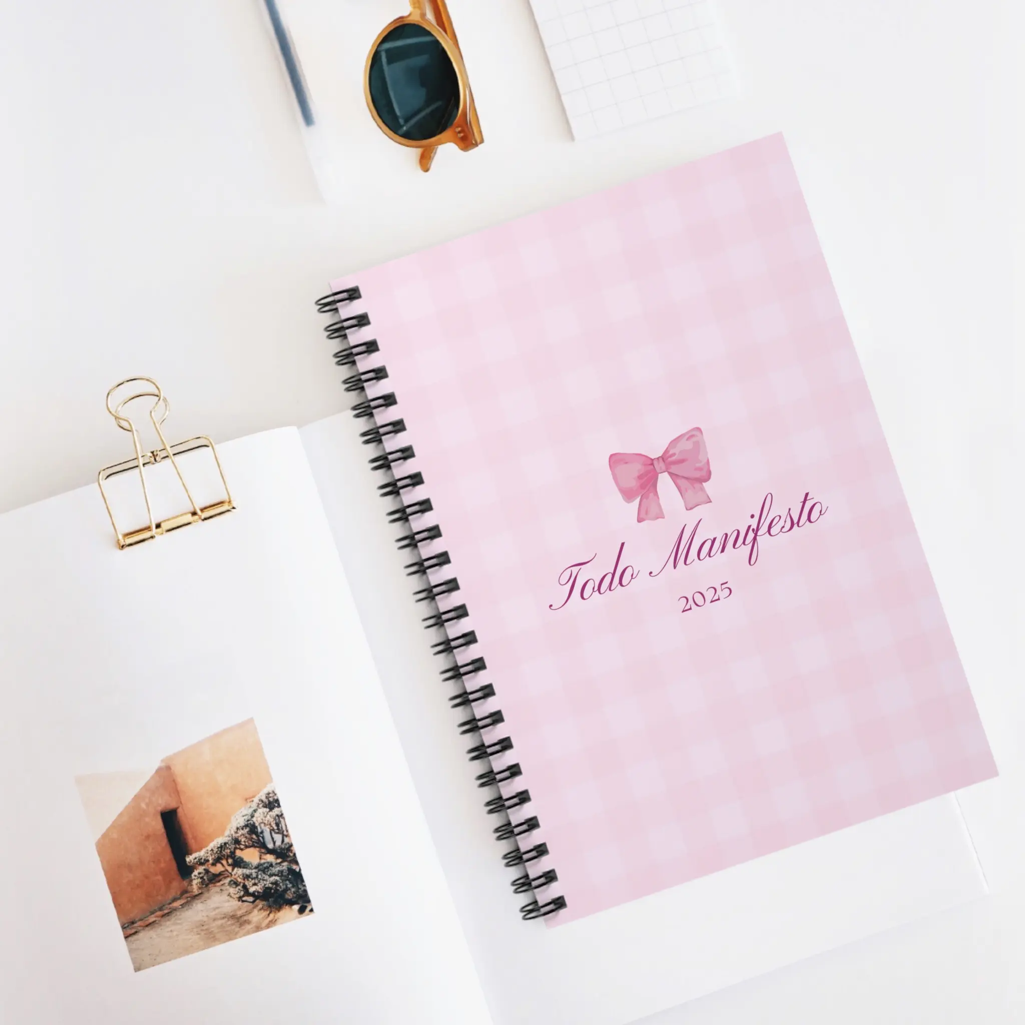 Diario 'Todo Manifesto' 2025 – Rosa, Coqueta, 118 Páginas Rayadas para Ideas, Manifestaciones, Sueños, Listas de Tareas y Diario Personal – Perfecto para Establecer Metas, Escritura Creativa, Inspiración Diaria y Organización