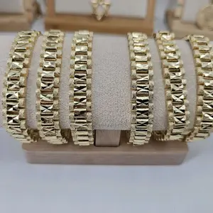(179)(180)   Men or Woman elegant bracelet  14k GoldLaminated  2 styles 7.5 inch