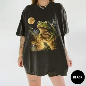 Frog Howling to The Moon, Vintage T-Shirt, 90s Retro Animal Graphic Tee, Funny Frog Gift, Full Moon Animals Tee, Cottagecore Gift