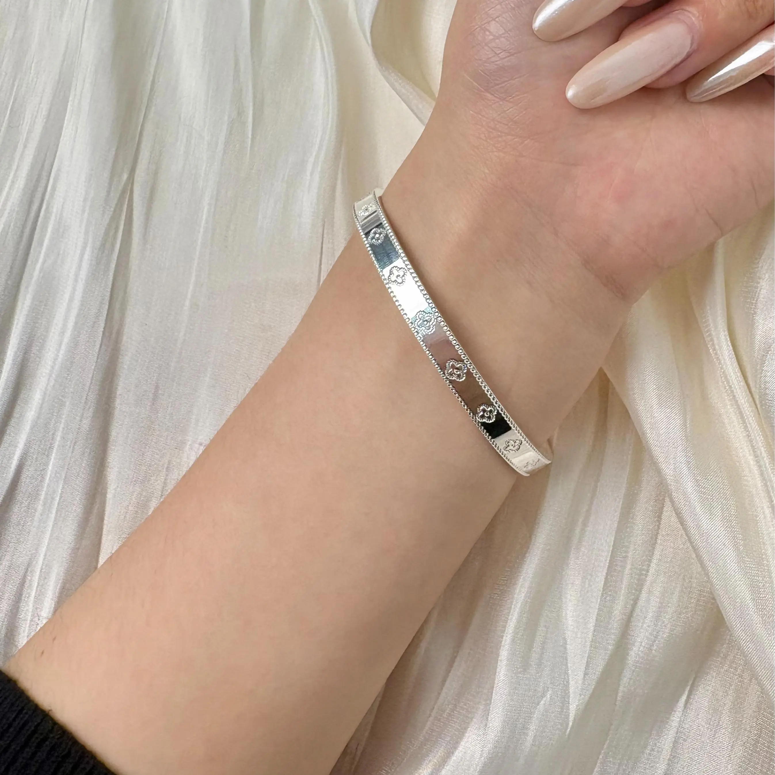 S925 Sterling Silver Lucky Four-Leaf Clover Bangle for Women, Elegant Beaded Edge Clover Charm Bracelet, Dainty Vintage Anniversary Jewelry Gift Exquisite Textured Craftsmanship